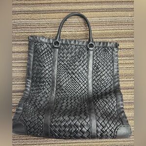 Falor Italia genuine woven leather bag, black.
EUC.